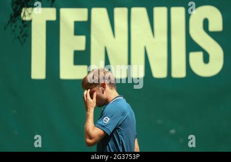 Halle, Deutschland. Juni 2021. Tennis: ATP Tour Singles, Herren, 1. Runde, David Goffin, Belgien - Corentin Moutet, Frankreich . David Goffin hält sich den Kopf fest. Quelle: Friso Gentsch/dpa/Alamy Live News Stockfoto