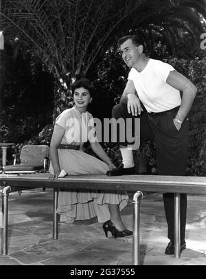 JEAN SIMMONS und ihr Mann STEWART GRANGER an ihrem Pool im Hollywood Home um 1955 Werbung für Metro Goldwyn Mayer Stockfoto