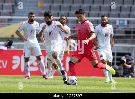 Goyang, Südkorea. Juni 2021. Südkoreas Teamplayer Jung Woo-Young (R) kämpft am 2022 13. Juni 2021 im Goyang Stadium in Goyang, Südkorea, im Rahmen des FIFA World Cup Asia Qualification Round 2 der Gruppe H zwischen Südkorea und dem Libanon um den Ball. Südkorea gewinnt 2:1. (Foto von Lee Young-ho/Sipa USA) Quelle: SIPA USA/Alamy Live News Stockfoto