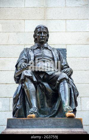 John Harvard Statue von Daniel Chester French auf dem Campus der Harvard University, Cambridge, Massachusetts, USA. Old Yard of Harvard Yard, Harvard Uni Stockfoto