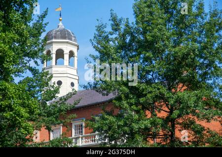 Moors Hall, Teil des Cabot- und Pforzheimer-Houses des Harvard College, am Radcliffe Quadrangle in Cambridge, MA. Studenten und Besucher im Stockfoto