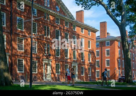 Studenten und Besucher im Old Yard of Harvard Yard, der Harvard University, Cambridge, Boston, Massachusetts, USA Stockfoto