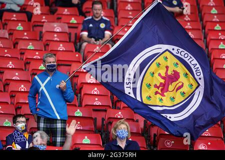 Ein schottischer Fan winkt vor dem UEFA-Spiel der Gruppe D 2020 im Hampden Park, Glasgow, mit einer riesigen Flagge. Bilddatum: Montag, 14. Juni 2021. Stockfoto