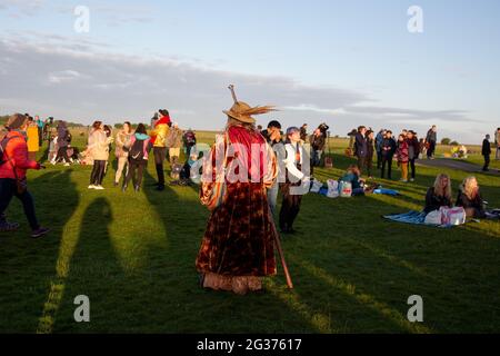 Druiden und Heiden feiern die Sommersonnenwende unter den alten Steinen des neolithischen Denkmals Stonehenge auf der Salisbury Plain, England, Großbritannien. Stockfoto