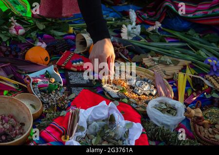 Peruanische Sonnenanbeter treffen sich zu den Feiernden, die die Sommersonnenwende unter den alten Steinen des neolithischen Denkmals Stonehenge, England, feiern. Stockfoto