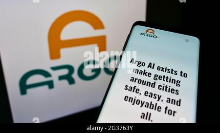 Handy mit Webseite des US-amerikanischen Technologie-Unternehmens Argo AI LLC auf dem Bildschirm vor dem Unternehmenslogo. Konzentrieren Sie sich auf die Mitte des Telefondisplays. Stockfoto