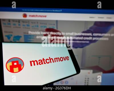 Handy mit Logo des singapurischen Fintech-Unternehmens MatchMove Pay Pte. Ltd. Auf dem Bildschirm vor der Website. Konzentrieren Sie sich auf die Mitte links des Telefondisplays. Stockfoto