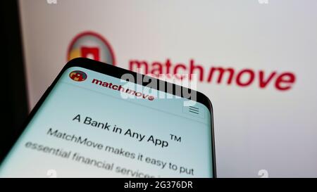 Smartphone mit Website des singapurischen Fintech-Unternehmens MatchMove Pay Pte. Ltd. Auf dem Bildschirm vor dem Logo. Konzentrieren Sie sich auf die obere linke Seite des Telefondisplays. Stockfoto