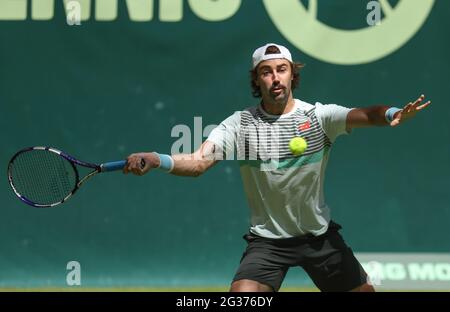 Halle, Deutschland. Juni 2021. Tennis: ATP Tour Singles, Herren, 1. Runde, Thompson (Australien) - Altmaier (Deutschland). Jordan Thompson trifft eine Vorhand. Quelle: Friso Gentsch/dpa/Alamy Live News Stockfoto