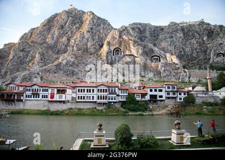 Amasya / Türkei - 09/28/2015: Blick auf die historischen Amasya Häuser und Steingräber der Könige in der Türkei . Stockfoto
