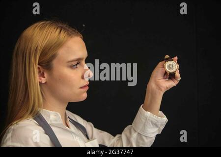 London UK 14 June 2021 Patek Phillip Rare Limited Edition Ladys Armbanduhr aus 18k Gold und Diamant mit zentraler MondphaseEst £60.000-80.000 Paul Quezada-Neiman/Alamy Live News Stockfoto