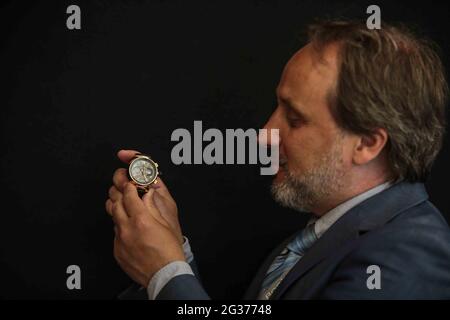 London UK 14. Juni 2021 Louis Vuitton Limited Edition 18k Gold Automatic Calender Chronograph Armbanduhr Est £4.000-6000 Paul Quezada-Neiman/Alamy Live News Stockfoto