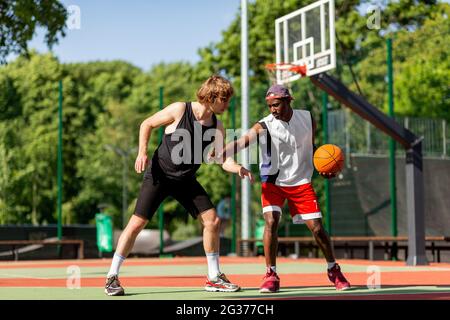 Zwei professionelle Basketballspieler trainieren für den Wettkampf auf dem Platz im Freien Stockfoto