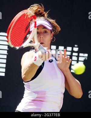 Berlin, Deutschland. Juni 2021. Tennis, WTA Tour, Singles, Frauen, 1. Runde, Cornet (Frankreich) - Anisimowa (USA): Auf dem Center Court im Steffi-Graf-Stadion an der Hundekehle im Berliner Stadtteil Zehlendorf gibt Alize Cornet aus Frankreich den Ball zurück. Quelle: Wolfgang Kumm/dpa/Alamy Live News Stockfoto