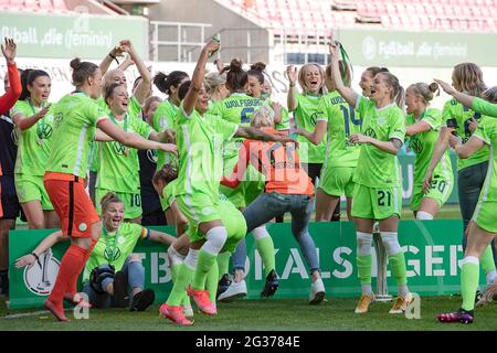 Jubilation Team WOB, die Spieler tanzen und feiern gemeinsam. DFB-Pokalfinale Frauen 2021/Eintracht Frankfurt (F) - VfL Wolfsburg (WOB) 0: 1 nach Verl., am 30. Mai 2021 in Köln/Deutschland. # die DFB-Vorschriften verbieten die Verwendung von Fotos als Bildsequenzen und/oder quasi-Video # Â Stockfoto