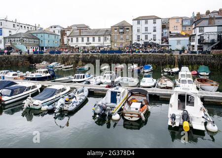 Ruhiger Blick über den geschäftigen Yachthafen des Custom House, Falmouth über festgefahrene Motorboote, die während des G7-Gipfels bei Flut schwimmen, Stockfoto