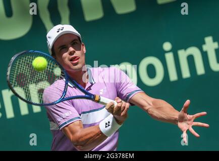 Halle, Deutschland. Juni 2021. Tennis: ATP Tour Singles, Herren, 1. Runde, Thompson (Australien) - Altmaier (Deutschland). Daniel Altmaier spielt eine Rückkehr. Quelle: Friso Gentsch/dpa/Alamy Live News Stockfoto