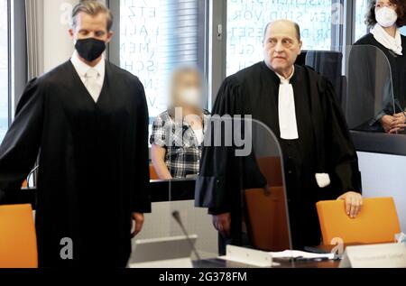 Wuppertal, Deutschland. Juni 2021. Die Angeklagte Mutter (M) steht zwischen ihren Anwälten Felix Menke (l) und Thomas Seifert (r) im Gerichtssaal. Im Fall der fünf im Nordrhein-westfälischen Solingen getöteten Kinder hat der Mordprozess gegen ihre Mutter vor dem Landgericht Wuppertal begonnen. Quelle: Oliver Berg/dpa - ACHTUNG: Der Angeklagte wurde aus rechtlichen Gründen verpixelt/dpa/Alamy Live News Stockfoto