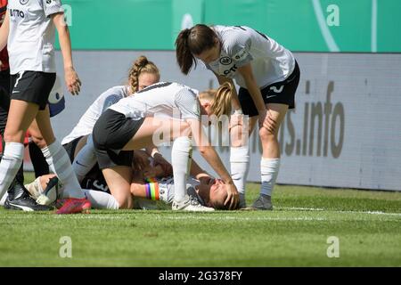 Köln, Deutschland. Mai 2021. Tanja PAWOLLEK (F) liegt verletzt auf dem Spielfeld, Verletzung, mitspierlinnen siehe nach ihr, Kreuzbandriss DFB-Pokalfinale der Frauen 2021/Eintracht Frankfurt (F) - VfL Wolfsburg (WOB) 0: 1 n. Verl., am 30. Mai 2021 in Köln, Deutschland. # die DFB-Bestimmungen verbieten die Verwendung von Fotos als Bildsequenzen und/oder quasi-Video # Â Credit: dpa/Alamy Live News Stockfoto