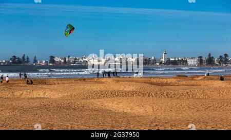 Plage Tagharte mit Blick auf die Stadt, die Atlantikküste, Essaouira, Marokko Stockfoto