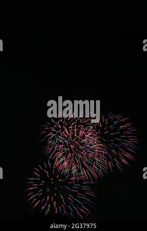 Feuerwerk während einer Fireworks Festival, Tokio, Japan explodiert Stockfoto