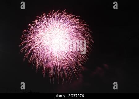 Feuerwerk während einer Fireworks Festival, Tokio, Japan explodiert Stockfoto