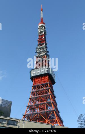 Detail des Tokyo Tower vor blauem Himmel, Tokio, Japan Stockfoto