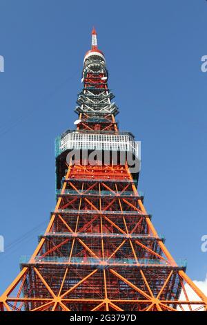 Detail des Tokyo Tower vor blauem Himmel, Tokio, Japan Stockfoto