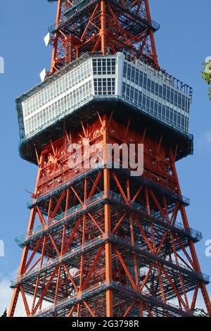 Detail des Tokyo Tower vor blauem Himmel, Tokio, Japan Stockfoto