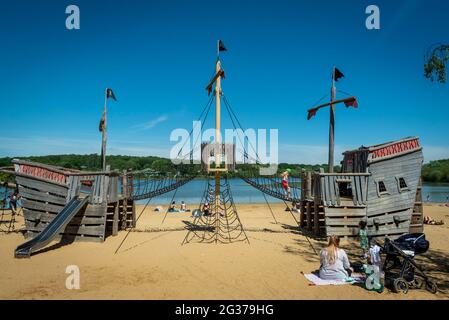 London, Großbritannien. 14. Juni 2021. Wetter in Großbritannien – EIN Piratenschiff bietet einen Platz zum Spielen am Strand von Ruislip Lido im Nordwesten Londons. Es wird prognostiziert, dass die Temperatur auf 28 C ansteigen wird, den bislang heißesten Tag des Jahres. Kredit: Stephen Chung / Alamy Live Nachrichten Stockfoto