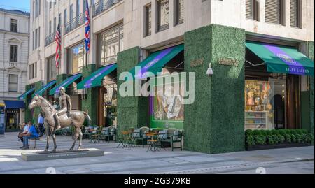 New Bond Street, London, Großbritannien. 14. Juni 2021. Heiße Sonne im Zentrum von London mit Temperaturen, die auf 29 Grad steigen. Quelle: Malcolm Park/Alamy Live News. Stockfoto