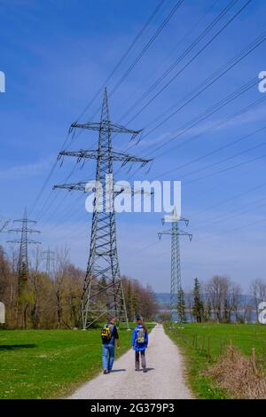 Strommasten, Wasserkraftwerk Walchensee, Uniper, Felsenweg, Kochelsee, Oberbayern, Bayern, Deutschland Stockfoto