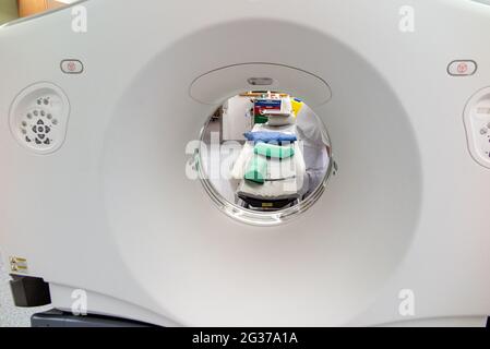 Röntgengerät und Tisch im Krankenhaus ohne Personen, Maschine für Magnetresonanztomographie in der Krankenhausradiologie Stockfoto