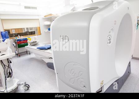 Röntgengerät und Tisch im Krankenhaus ohne Personen, Maschine für Magnetresonanztomographie in der Krankenhausradiologie Stockfoto