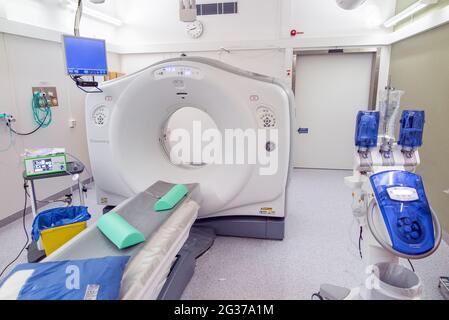 Röntgengerät und Tisch im Krankenhaus ohne Personen, Maschine für Magnetresonanztomographie in der Krankenhausradiologie Stockfoto