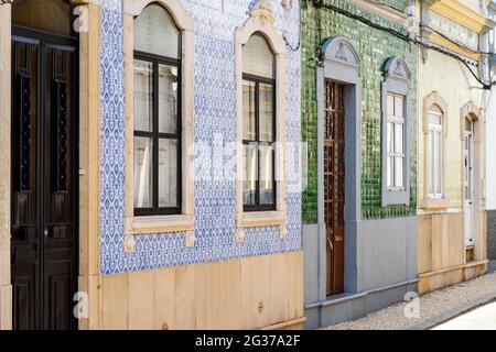 Schöne Häuser bedecken mit traditionellen Fliesen namens Azulejo, Olhao, Algarve, Portugal Stockfoto