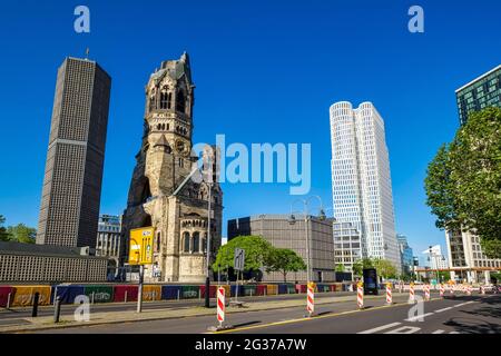 Kaiser-Wilhelm-Gedächtniskirche und Hochhaus im oberen Westen, Berlin, Deutschland Stockfoto