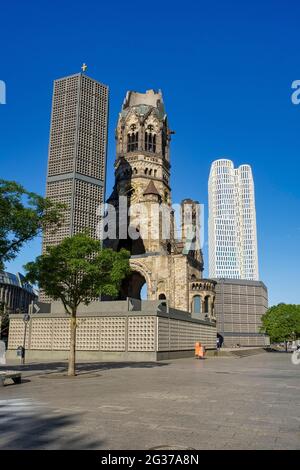 Kaiser-Wilhelm-Gedächtniskirche und Hochhaus im oberen Westen, Berlin, Deutschland Stockfoto