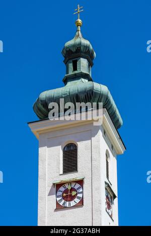 Kirchturm mit Turmuhr, römisch-katholische Pfarrkirche St. Joseph in Tutzing, Oberbayern, Bayern, Deutschland Stockfoto