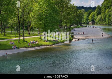 Isarbank mit Menschen, Bad Tölz, Oberbayern, Bayern, Deutschland Stockfoto