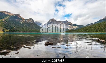 Die Berge spiegeln sich in Emerald Lake, Yoho National Park, den kanadischen Rocky Mountains, British Columbia, Kanada Stockfoto