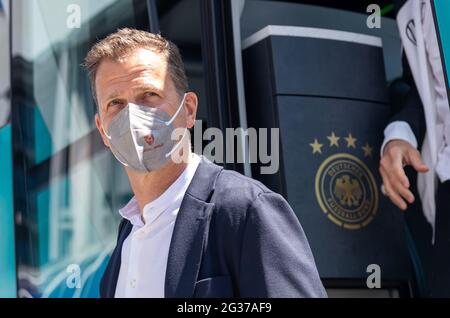 München, Deutschland. Juni 2021. Teamchef der deutschen Nationalmannschaft Oliver Bierhoff trifft mit der deutschen Fußballnationalmannschaft im Mannschaftshotel in der bayerischen Hauptstadt ein. Das deutsche Team wird am 15.06.2021 in der Gruppe F gegen Frankreich treten. Kredit: Peter Kneffel/dpa/Alamy Live Nachrichten Stockfoto