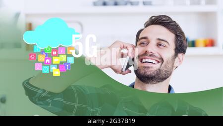 5g-Text und Cloud-Symbol über Mann reden auf dem Smartphone vor grünem Technologiehintergrund Stockfoto