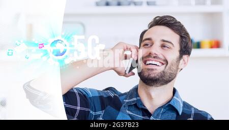 5g-Text und digitale Symbole über Menschen, die auf dem Smartphone vor weißem Hintergrund sprechen Stockfoto