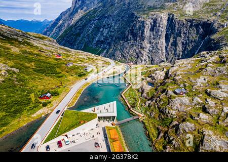 Besucherzentrum entlang der Trollstigen Bergstraße aus der Luft, Norwegen Stockfoto