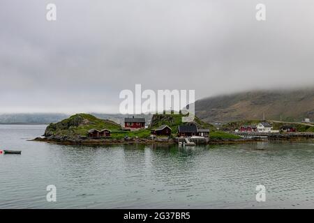 Abgelegene kleine Bucht und Siedlung entlang der Straße zum Nordkapp, Norwegen Stockfoto