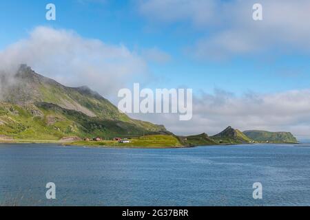 Abgelegene kleine Bucht und Siedlung entlang der Straße zum Nordkapp, Norwegen Stockfoto