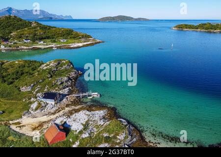 Luftaufnahme einer abgelegenen kleinen Bucht und Siedlung entlang der Straße zum Nordkapp, Norwegen Stockfoto