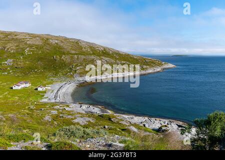 Abgelegene kleine Bucht und Siedlung entlang der Straße zum Nordkapp, Norwegen Stockfoto