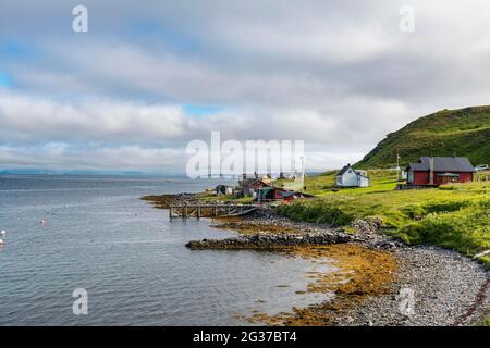 Abgelegene kleine Bucht und Siedlung entlang der Straße zum Nordkapp, Norwegen Stockfoto